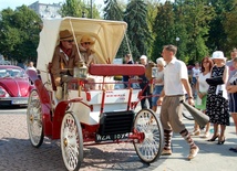 W sobotę sprzed Urzędu Miejskiego w pierwszy etap rajdu wyruszyły stare automobile. 