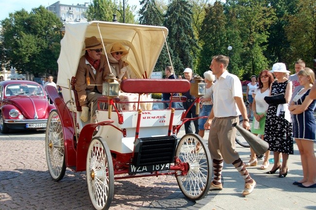 W sobotę sprzed Urzędu Miejskiego w pierwszy etap rajdu wyruszyły stare automobile. 