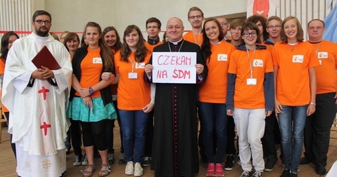 Wolontariusze, którzy już przygotowują sie do ŚDM w Krakowie z bp. Piotrem Gregerem i ks. Piotrem Hoffmannem