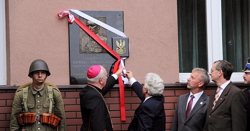 Odsłonięcie tablicy na budynku WSD w Łowiczu upamiętniającej marszałka Edwarda Śmigłego-Rydza