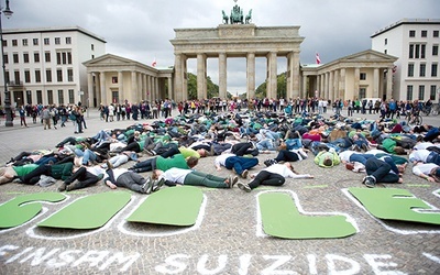  10.09.2014. Berlin. Niemcy. Dziesiątki uczestników happeningu pod nazwą „600 lives” położyło się przed Bramą Brandenburską. Wstawali, gdy ktoś podał im rękę. Liczba 600 odnosiła się do liczby samobójstw popełnianych co roku w Niemczech przez młodych ludzi. Imprezę zorganizowali młodzi chrześcijanie z ekumenicznej inicjatywy „Rogate–Kloster St. Michael” w Berlinie. 