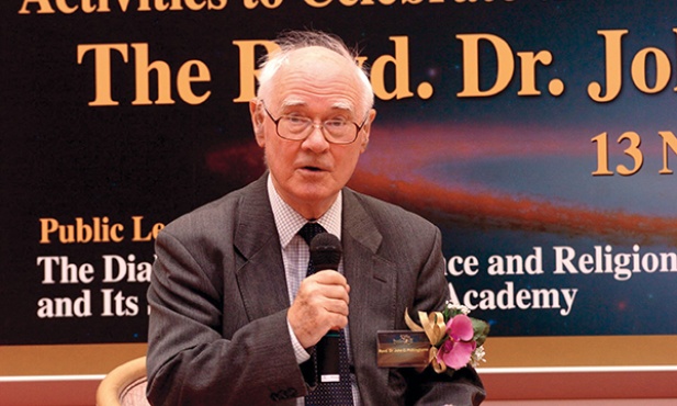 Prof. John Polkinghorne (ur. 1930) – fizyk i duchowny anglikański. Autor 25 książek o dialogu  wiary i nauki  