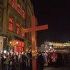 Droga Krzyżowa na krakowskim Rynku, tuż obok charakterystycznych czerwonych okien klubu erotycznego