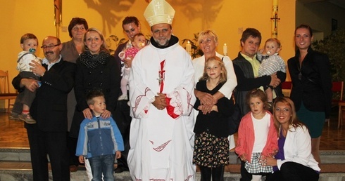 Bp Tadeusz Kusy po prymicyjnej Mszy Świętej w Kalembicach