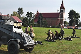 Podczas pikniku historycznego rekonstruktorzy przygotowali inscenizację bitwy nad Bzurą