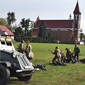 Podczas pikniku historycznego rekonstruktorzy przygotowali inscenizację bitwy nad Bzurą