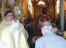 Błogosławieństwo lurdzkie wprowadził obecny kustosz,  o. Henryk Dereń