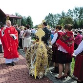 Dożynkowe wieńce i chleby poświęcił ks. kan. Andrzej Rdzanek, dziekan starachowicki