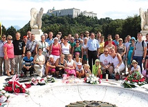  Chwila zadumy na polskim cmentarzu na Monte Cassino