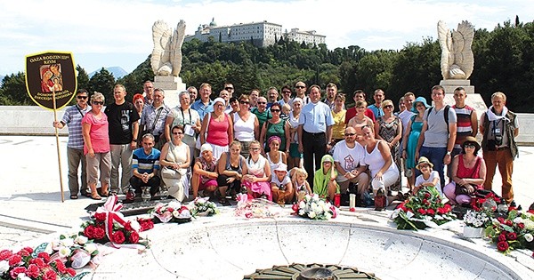  Chwila zadumy na polskim cmentarzu na Monte Cassino