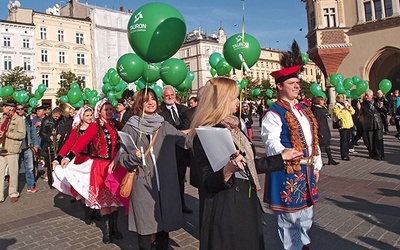  W ub. roku na czele marszu, w rytmie poloneza, szły Urszula Grabowska i Maja Ostaszewska