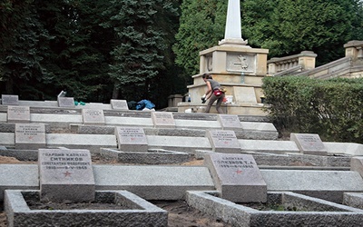  Na terenie nekropolii spoczywają żołnierze 1. Frontu Ukraińskiego, polegli w czasie tzw. operacji dolnośląskiej 