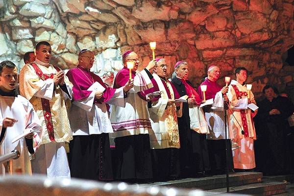 Wieczorne Nabożeństwo Światła w grocie lurdzkiej