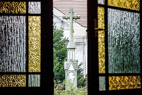 Przed głównym wejściem szpitala kamienny krzyż przypomina o bonifraterskiej historii tego miejsca 