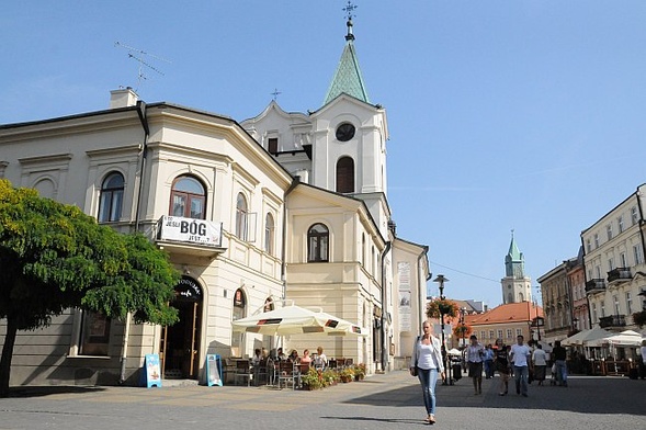 Czy kawiarnia przy kościele jest legalna?