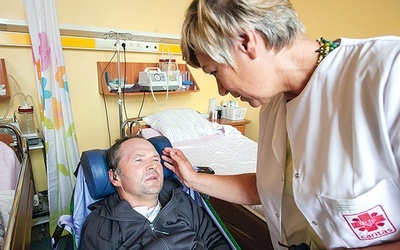 Zakładem Leczniczo- -Opiekuńczym przy Krakowskim Przedmieściu kieruje dr Barbara Kołakowska, specjalista anestezjologii i intensywnej terapii, a także medycyny paliatywnej