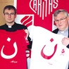  – Kupując taką koszulkę, wspierasz cierpiących w Iraku i Syrii – mówią dyrektorzy Caritas – ks. Robert Kasprowski (z lewej) i ks. kan. Ignacy Czader