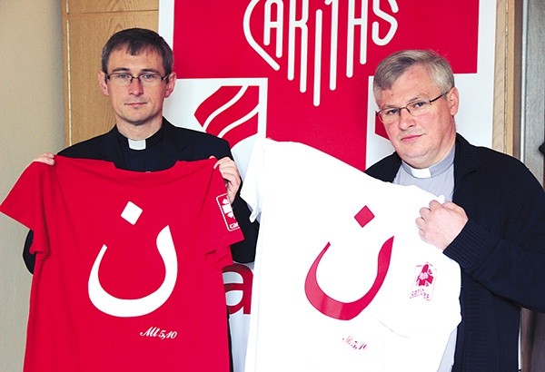  – Kupując taką koszulkę, wspierasz cierpiących w Iraku i Syrii – mówią dyrektorzy Caritas – ks. Robert Kasprowski (z lewej) i ks. kan. Ignacy Czader