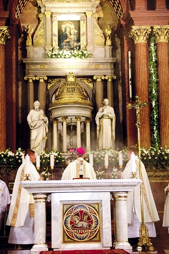  Abp Skworc na uroczystościach odpustowych w piekarskiej bazylice