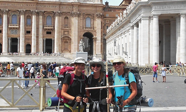  U celu pielgrzymki na placu św. Piotra w Rzymie. Stoją od lewej: Basia Pawluk, Magda Mateja i Klaudia Szatałowicz
