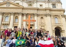  Młodzi Polacy przygotowania rozpoczęli w kwietniu na Watykanie, odbierając od Brazylijczyków krzyż i ikonę – symbole ŚDM