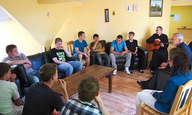  Wychowankowie bursy w Szczecinku żyją jak w domu. Uczęszczają do różnych szkół, ale poza tym większość czasu spędzają wspólnie: razem jedzą posiłki, sprzątają, chodzą na basen i siłownię.  Zdarza się, że do ks. Zbigniewa mówią: „tata”