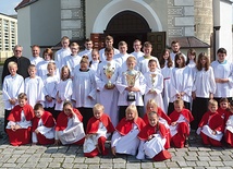  Najmłodsi noszą kolorowe stroje ministranckie, gimnazjalni ministranci służą w czarno-białych strojach, a najstarsi w białych albach