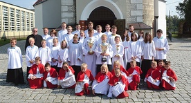  Najmłodsi noszą kolorowe stroje ministranckie, gimnazjalni ministranci służą w czarno-białych strojach, a najstarsi w białych albach