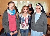  Podczas urlopu s. Vianneya opowiadała o życiu w Afryce dziewczętom,  które przyjechały do leśnickiego klasztoru
