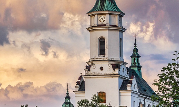 Kościół św. Michała góruje nad starą częścią miasta 