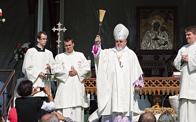 Ks. bp Antoni Dydycz poświęcił wieńce dożynkowe  