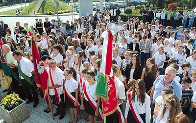  Na uroczystość licznie przybyli uczniowie miejscowej szkoły