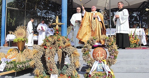 Abp Sławoj Leszek Głódź poświęcił dożynkowe wieńce