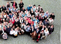 Jak na spotkanie przyjaciół przystało, nie mogło zabraknąć rodzinnej fotografii 