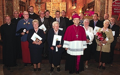 Osoby uhonorowane diecezjalnym wyróżnieniem otrzymują odznaczenie w formie krzyża, na którym widnieją zwieńczony koroną symbol maryjny z wkomponowanym orłem oraz słowa: „Servire in caritate” (Służyć w miłości)