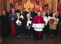 Osoby uhonorowane diecezjalnym wyróżnieniem otrzymują odznaczenie w formie krzyża, na którym widnieją zwieńczony koroną symbol maryjny z wkomponowanym orłem oraz słowa: „Servire in caritate” (Służyć w miłości)