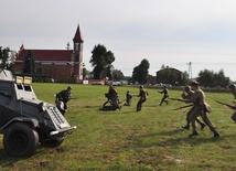 Rekonstrukcja bitwy nad Bzurą podczas pikniku historycznego w Kozłowie Szlacheckim