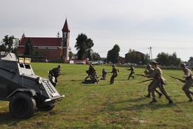 Rekonstrukcja bitwy nad Bzurą podczas pikniku historycznego w Kozłowie Szlacheckim