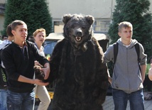 Wielki entuzjazm wśród uczniów jak i nauczycieli wzbudził miś Wojtek