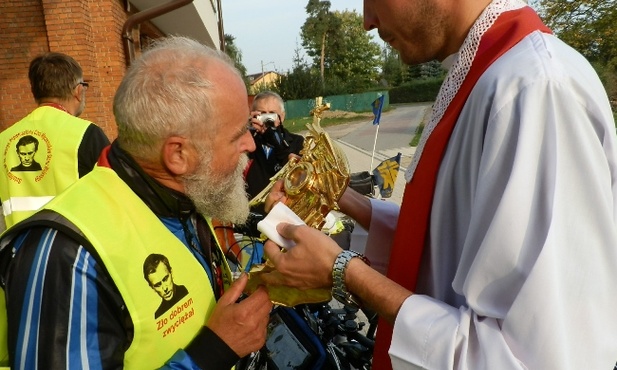 Przed wyruszeniem w drogę ucałowali relikwie bł. ks. Jerzego Popiełuszki