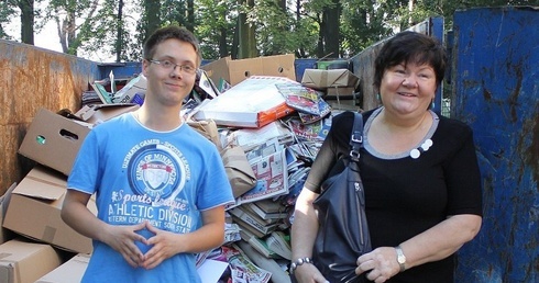 Maria Froncz, inicjatorka bielskiej akcji "Makulatura na misje", i Jan Zacharejko, jeden z wolontariuszy