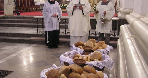 Dlaczego u franciszkanów święci się chleb?