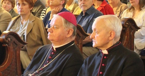 Ks. prałat Alojzy Zuber z bp. Tadeuszem Rakoczym podczas festiwalu Musica Sacra