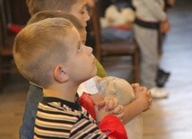Przed spotkaniem na I Dziecięcej Kuźni Wiary dzieci w skupieniu uczestniczyły w Mszy świętej