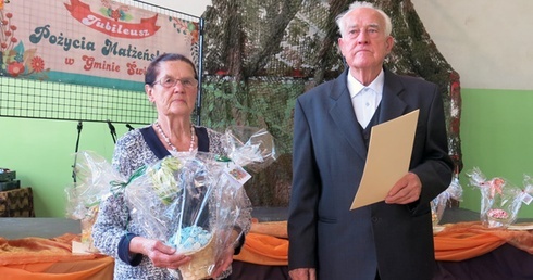 Ludzie w złocie i diamentach