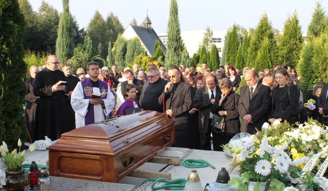 "Do zobaczenia braciszku!" - żegnał ks. Tadeusza Muchę jego brat Jarek na mikuszowickim cmentarzu