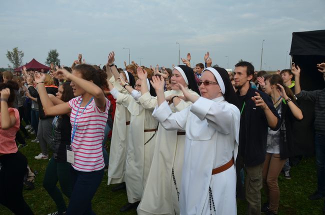 Tańce na papieskim placu