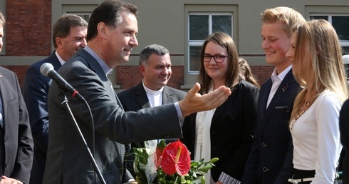 Ksiądz generał Ángel Fernández Artime został serdecznie powitany przez uczniów salezjańskich szkół