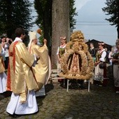 Annogórska grota lurdzka pełna plonów ziemi