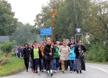 Pielgrzymi w drodze z Kompiny do Boczek